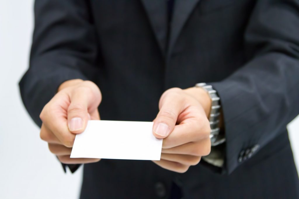 名刺を渡す人